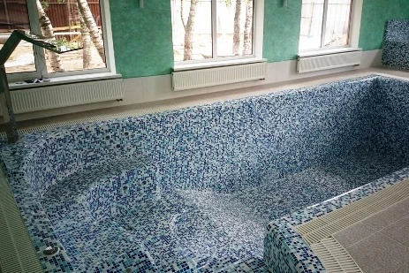 бассейн отделанный мозаикой