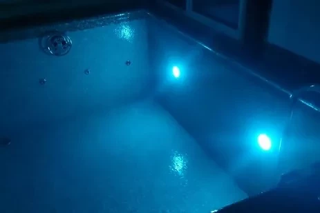 светодиодная подсветка в бассейне