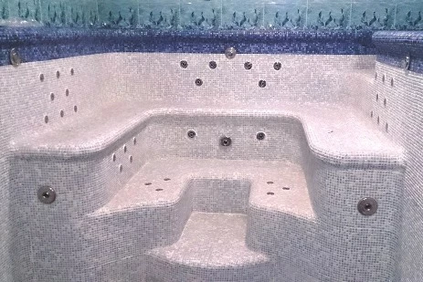 бассейн отделанный мозаикой